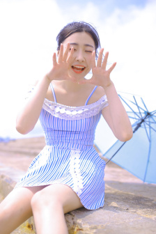 女性黑色蕾丝抹胸开叉短裙穿搭